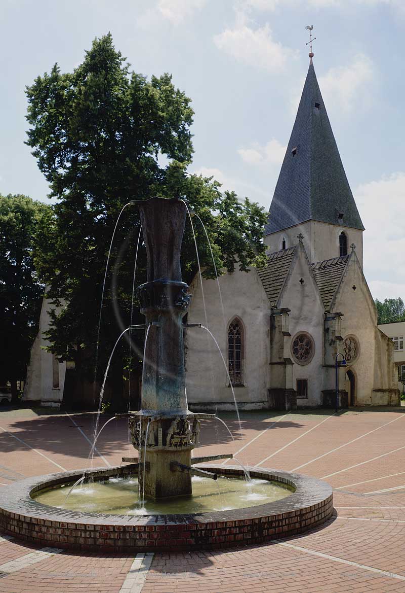Lage, Kreis Lippe, Regierungsbezirk Detmold, Ostwestfalen, Blick auf Ziegelbrunnen und St. Johann Kirche am Markt  