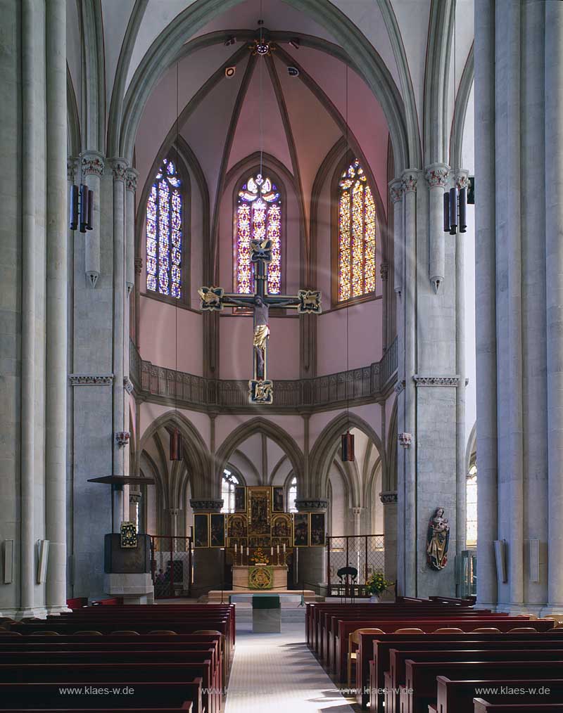 Blick in die Marienkirche in Osnabrueck, Osnabrck mit Sicht auf Altar, Kanzel und Jesuskreuz in Niedersachsen