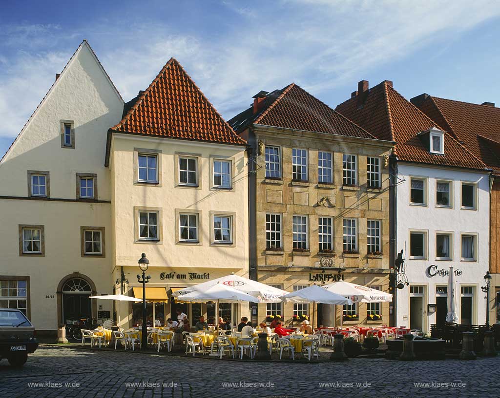 Blick auf den Markt, Marktplatz in Osnabrueck, Osnabrck mit Sicht auf Restaurants und Cafehaeusern mit Aussengastronomie in Niedersachsen