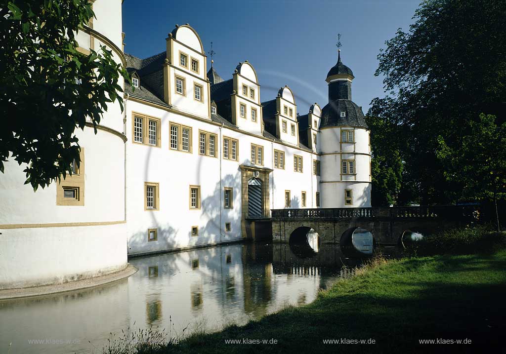 Schloss Neuhaus, Paderborn, Regierungsbezirk Detmold, Kreis Paderborn, Ostwestfalen, Blick auf Schloss, Wasserschloss Neuhaus mit Wassergraben und Steinbrcke, Steinbruecke