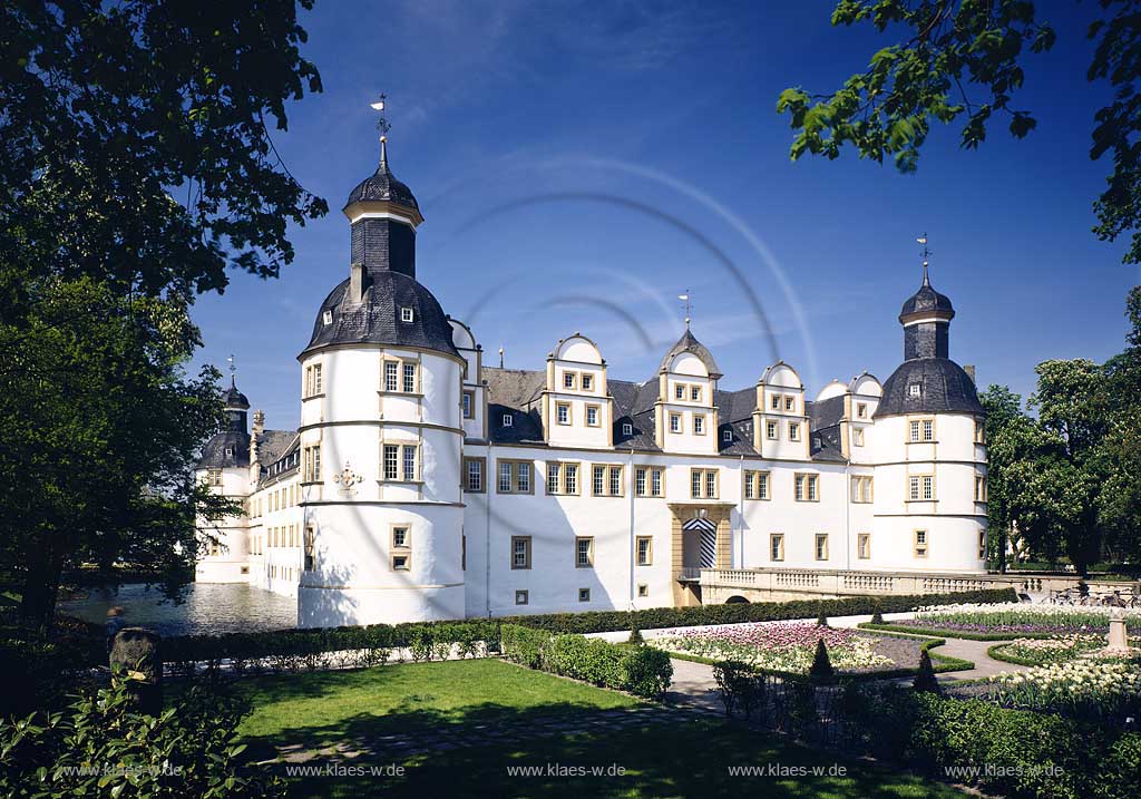 Schloss Neuhaus, Paderborn, Regierungsbezirk Detmold, Kreis Paderborn, Ostwestfalen, Blick auf Schloss, Wasserschloss Neuhaus mit Barockgarten in Sommerlandschaft