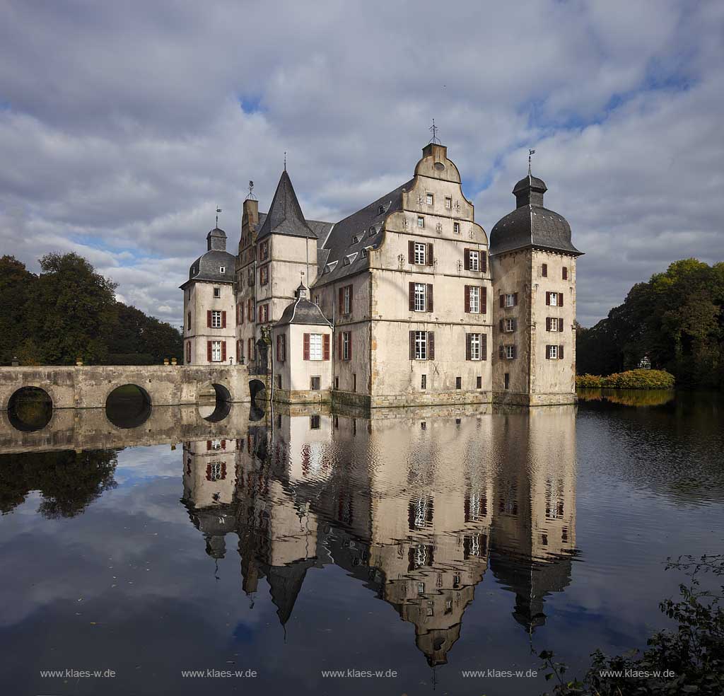 Dortmund Bodelschwingh, Wasserschloss Schloss Bodelschwingh mit Spiegelbild und Wolkenstimmung, Castle Bodelschwingh in mirror image