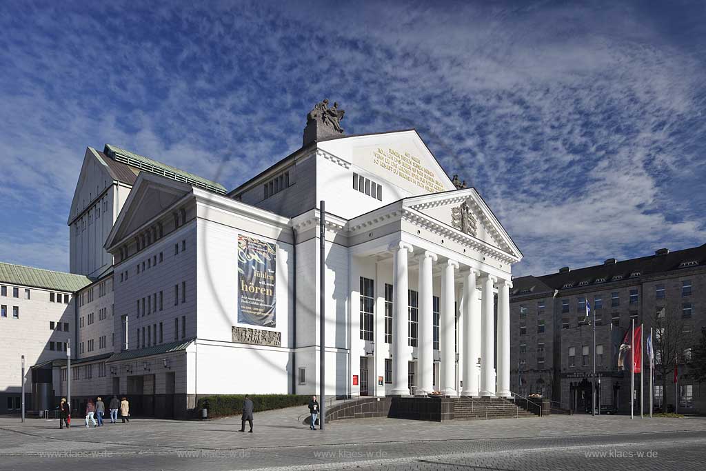 Duisburg Mitte Stadttheater mit seiner Fassade im Stil der Antike. sechs ionische Saeulen des klassizistischen Portikus tragen den Giebelvorbau; theatre hall od Duisburg