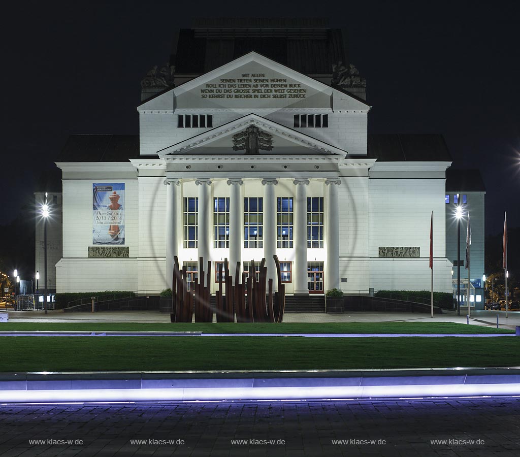 Duisburg, Theater, Nachtaufnahme bei Vollmond; Duisburg, theatre, night shot while full moon.