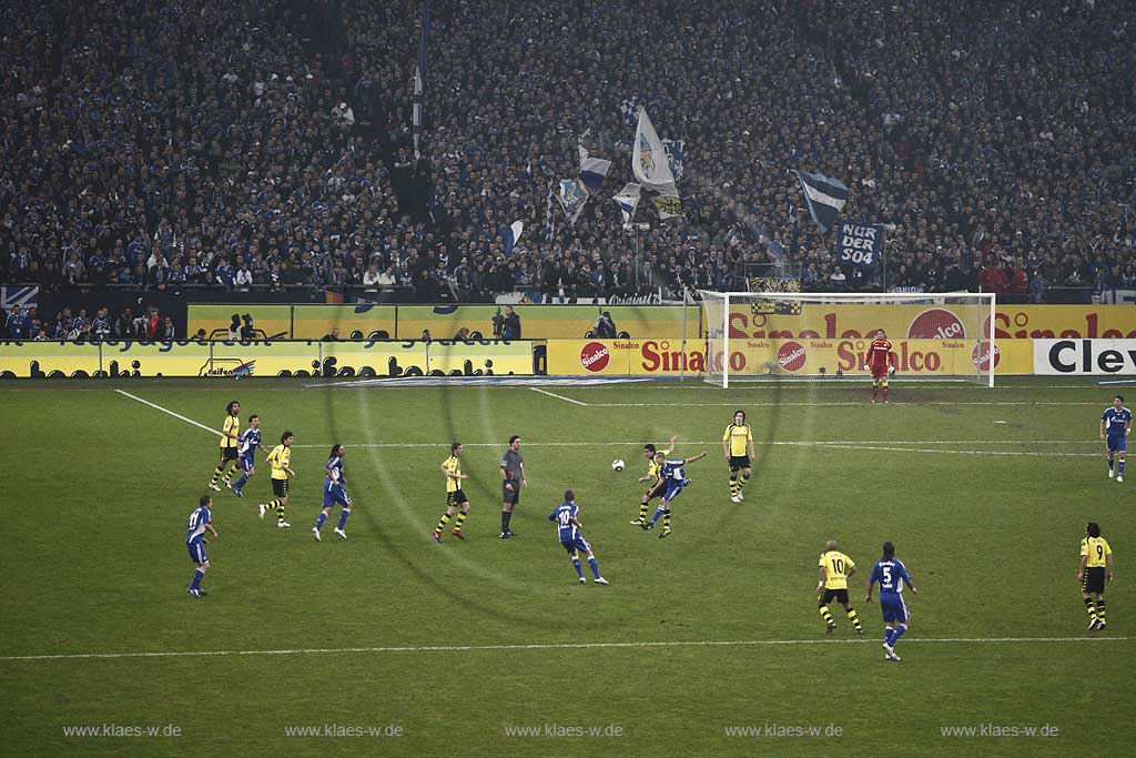 Gelsenkirchen Arena Veltins Arena FC Schalke 04 gegen BVB Borussia Dortmund Spielszene vor Nordkurve; Football stadium Schalke 04 