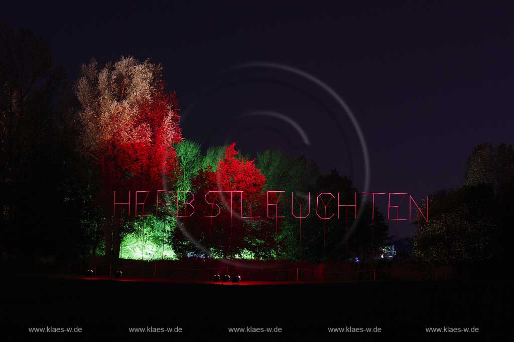 Hamm Maximilianpark waehrend Herbstleuchten Illumination; The Maximilianpark Hamm during illuminatin time in autumn.
