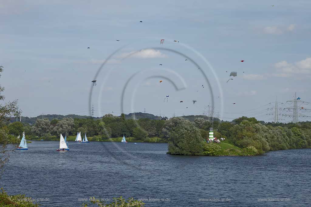 Witten Heveney, Kemander See mit Drachen am Himmel, Drachentreffen; Witten Heveney lake Kemande with kites in the sky, kite festival