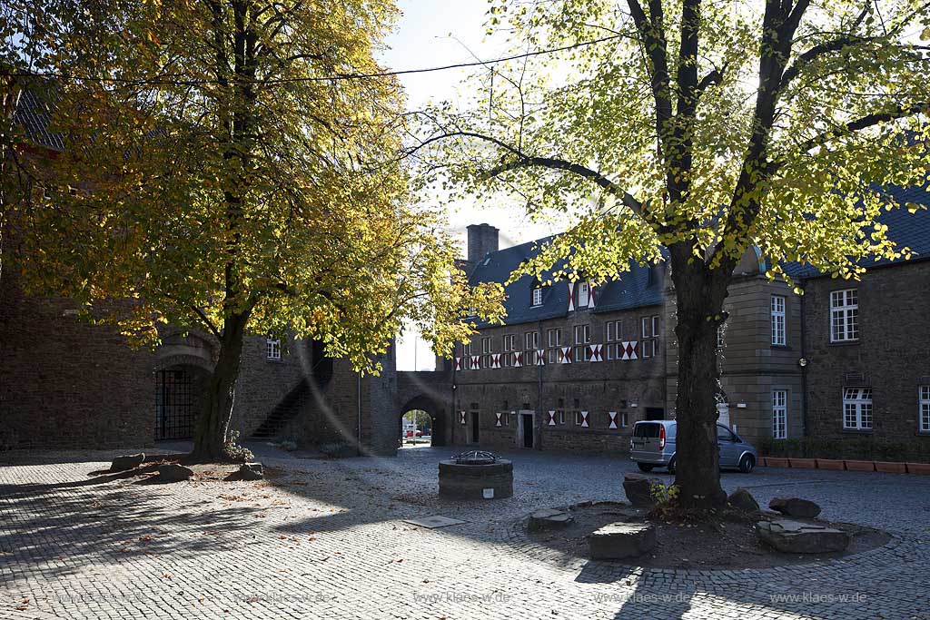 Muelheim an der Ruhr Broich, Schloss Broich Innenhof in  Herbststimmung; Castle Broich in Muelheim an der Ruhr Broich in autumn