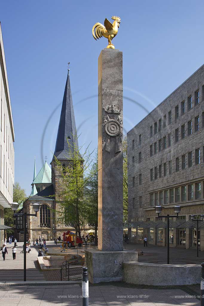 Essen, Burgplatz mit Schuetzendenkmal, bestehend aus einem goldenen Hahn auf Steele aus Stein vor der Sankt Johann Kirche; Marksmen memorial at Burgplatz in front of St. Jahnn church