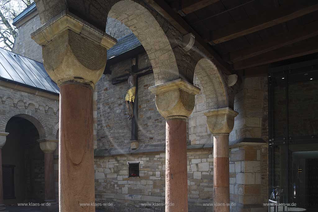 Essen, Dom, das Atriummit, auch Paradies genannt, verbindet die Muensterkirche mit der Anbetungskirche St. Johann, aus Holz geschnitztes kruzifix; Atrium of dome with wooden crucifix