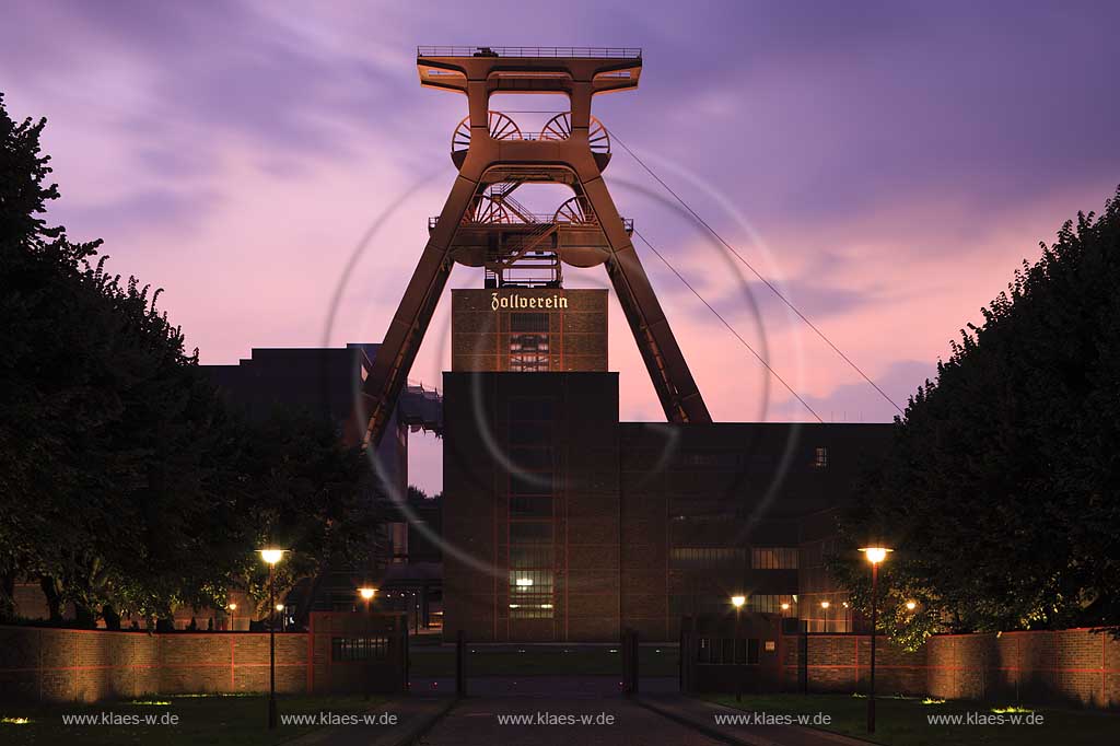 Zeche Zollverein Weltkulturerbe in Essen Katernbarg in abendlicher Beleuchtung zur blauen Stunde blauen Stunde