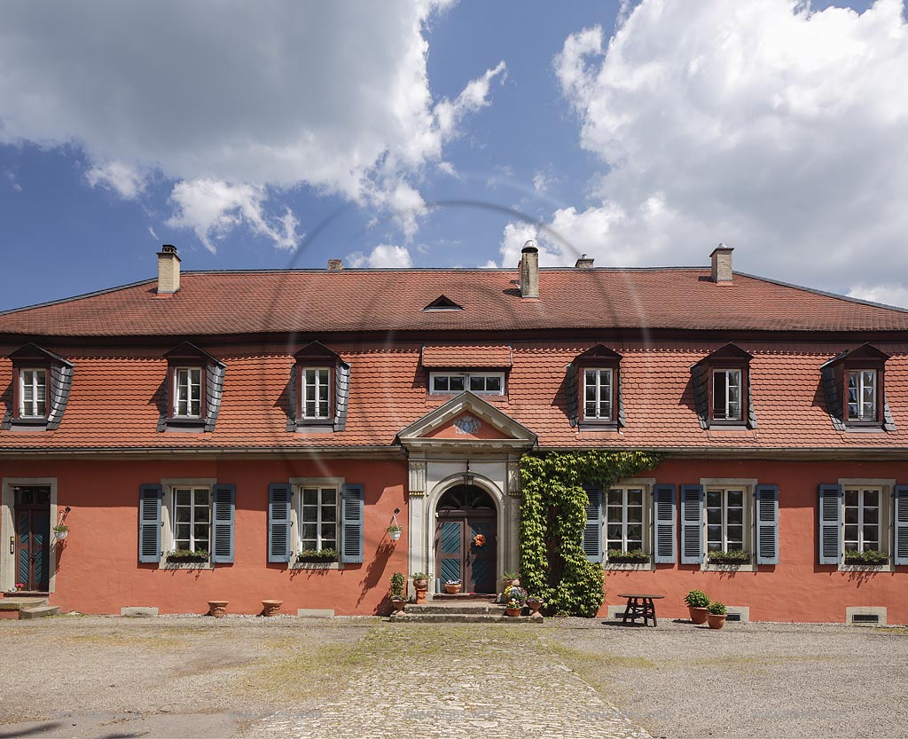 Niederwuerzbach, Lustschloss Schloss Monplaisir, auch Roter Bau, wurde als Landhaus der Graefin Maria Anna 1785/86 durch "Peter Reheis" erbaut. Eingeschossiger, rot verputzter Wohnbau mit Mansarddach; Niederwuerzbach, pleasure palace Schloss Monplaisir, as known as Roter Bau.