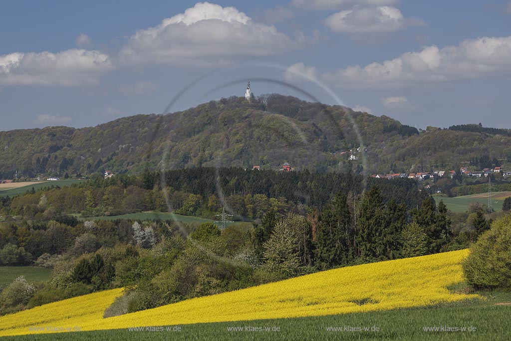 Marpingen, Alsweiler Fruehlingslandschaft Fernblick auf Alsweiler mit Rapsfeld ; look over the landscape with rapeseed field