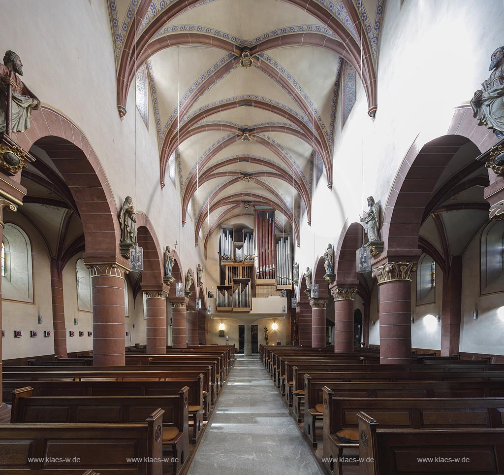 Merzig, St. Peter-Kirche, Blick durch das Langhaus zur Orgel; Merzig, church St. Peter-Kirche, view through the nave to the organ.