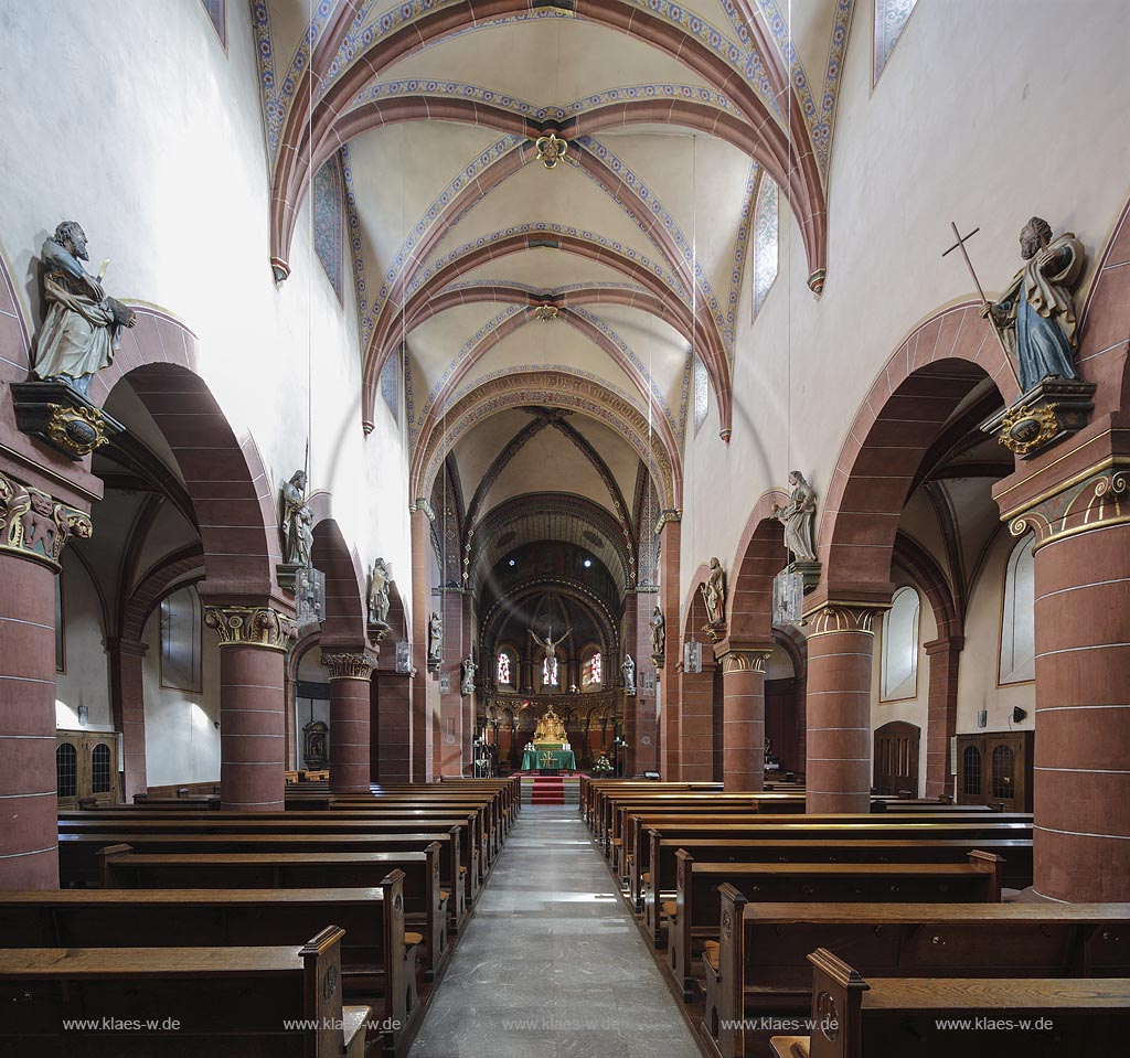 Merzig, St. Peter-Kirche, Blick durch das Langhaus zum Altar; Merzig, church St. Peter-Kirche, view through the nave to the altar.