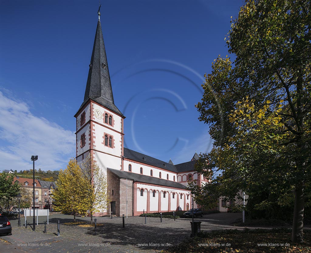 Merzig, Blick auf St. Peter-Kirche, sie ist die groesste erhaltene romanische Kirche des Saarlandes; Merzig, view to church St. Peter-Kirche.