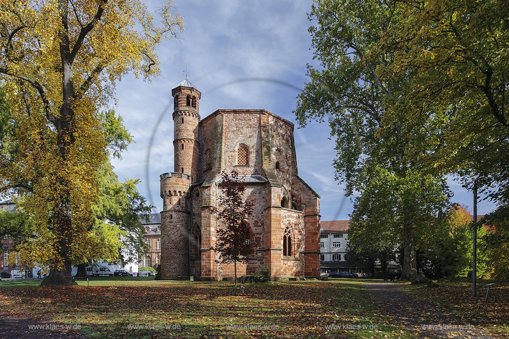 Mettlach, Blick auf Alter Turm, er ist der aelteste erhaltene Sakralbau  und zugleich das aelteste Bauwerk des Saarlandes ; Mettlach, view to tower Alter Turm.