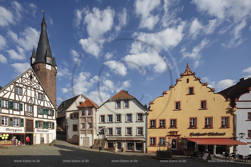 Ottweiler, Alter Markt mit Alter Turm, der alte Wehrturm ist Eigentum der evangelischen Kirchengemeinde, die ihn als Glockenturm nutzt; Ottweiler, Alter Markt with tower Alter Turm.