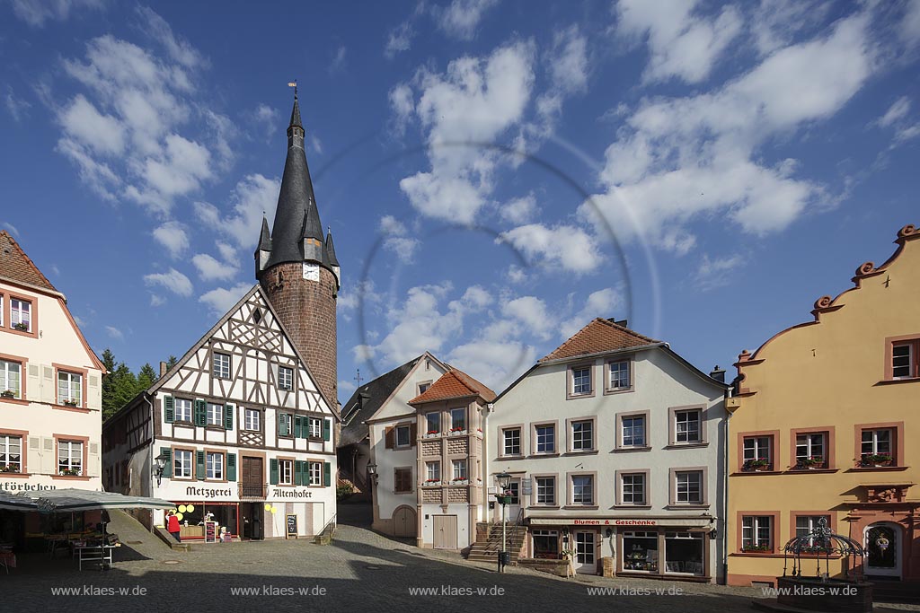 Ottweiler, Alter Markt mit Alter Turm, der alte Wehrturm ist Eigentum der evangelischen Kirchengemeinde, die ihn als Glockenturm nutzt; Ottweiler, Alter Markt with tower Alter Turm.