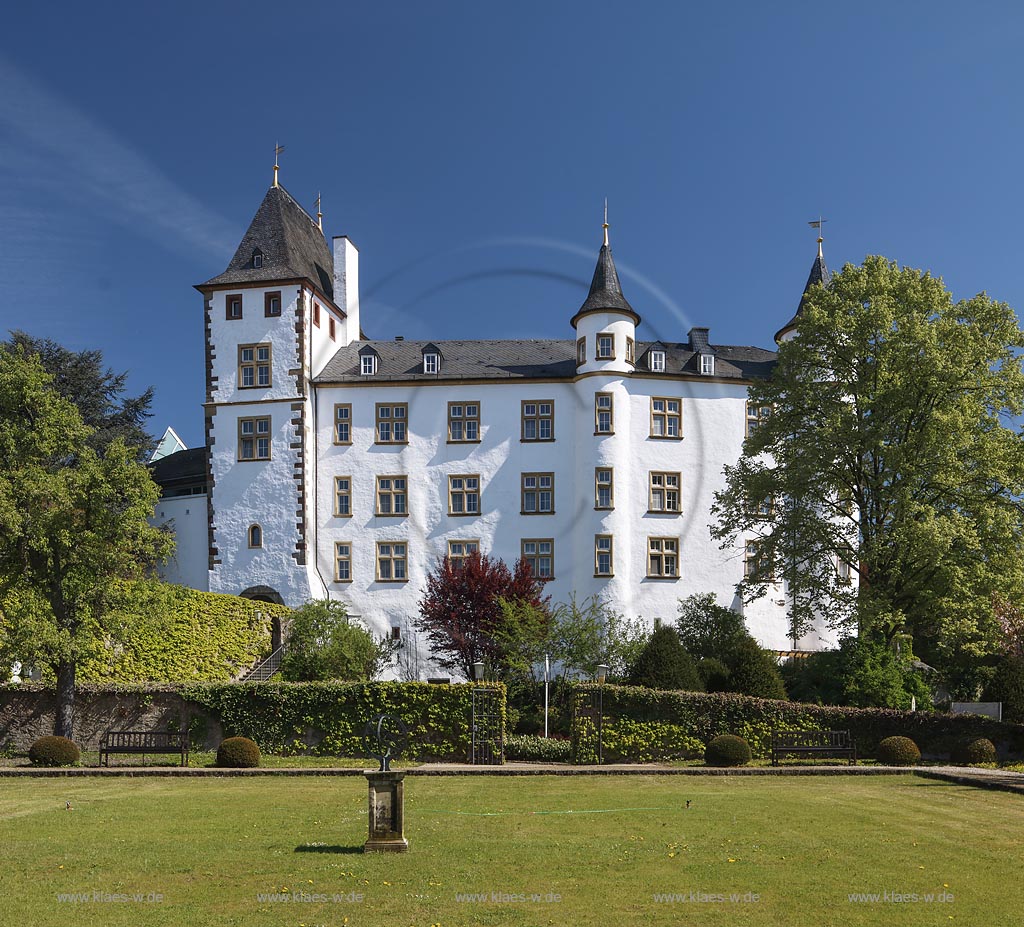 Gemeinde Perl, Schloss Berg. 1580 wurde die Burg aus dem10. Jahrhundert zum Schloss umgebaut. So erklaert sich der heute sichtbare Renaissance-Baustil trotz des urspruenglich mittelalterlichen Gebaeudes ; Perl, caslte Berg, a renaissance castle. 