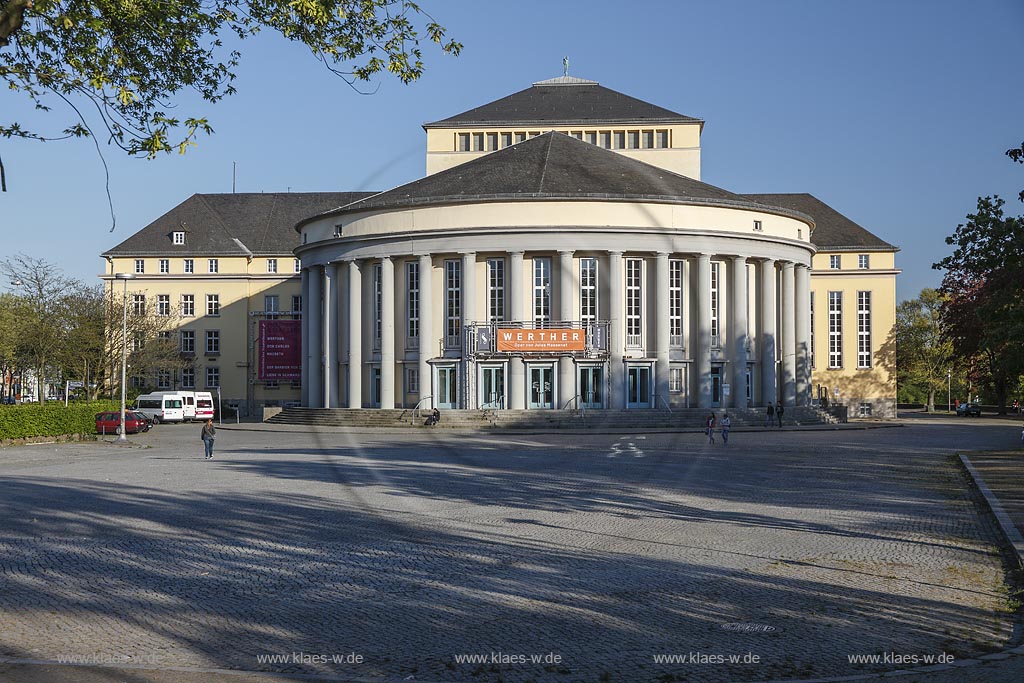 Saarbruecken Saarlaendisches Staatstheater 1937 und 1938 wurde das Staatstheater nach Entwuerfen von " Paul Otto August Baumgarten" im neoklassizistischen Stil erbaut ; The theatre was built between 1937 and 1938 in neoclassical style.