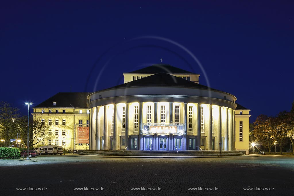Saarbruecken saarlaendisches Staatstheater. Eine Nachtaufnahme des 1937 erbauten Theaters ; a night image of the theatre.