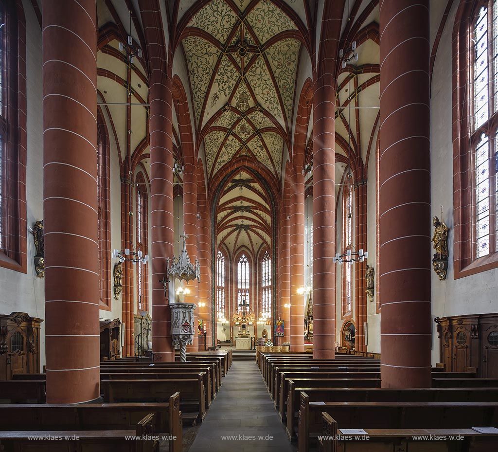 St. Wendel, Basilika St. Wendelin, Blick durch das Langhaus zum Altar; St. Wendel, basilica St. Wendelin, view through the nave to the altar.