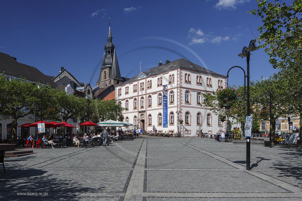 St. Wendel, Schlossplatz mit Rathaus und St. Wendelinusbasilika; St. Wendel, Palace square with townhall and basilica Wendelinusbasilika.