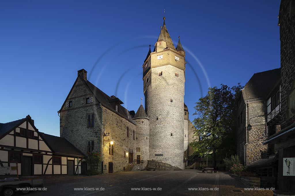 Altena, Burg Altena zur blauen Stunde, sie  ist eine Spornburg und wurde der Legende nach Anfang des 12. Jahrhunderts von den Grafen von Berg errichtet; Altena. castle Burg Altena at blue hour.