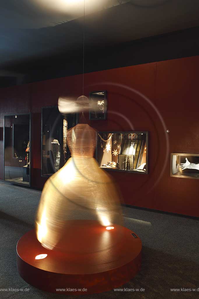 Altena, Deutsches Drahtmuseum, Abteilung Schmuck und Schutz mit rotierendem Kleid aus Drahtgwebe, illuminiert; German wire museum
