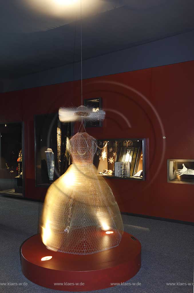 Altena, Deutsches Drahtmuseum, Abteilung Schmuck und Schutz mit rotierendem Kleid aus Drahtgwebe, illuminiert; German wire museum