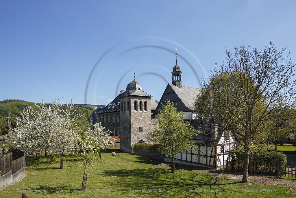 Arnsberg Rumbeck, Blick auf das Kloster Rumbeck, es wurde um 1190 gegruendet; Arnsberg-Rumbeck, view to the cloister Rumbeck.