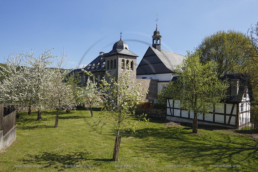 Arnsberg Rumbeck, Blick auf das Kloster Rumbeck, es wurde um 1190 gegruendet; Arnsberg-Rumbeck, view to the cloister Rumbeck.