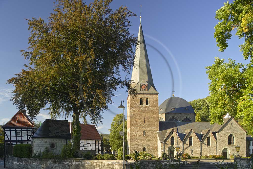 Balve, Blick auf Kirche St. Blasius mit Fachwerkhusern, Fachwerkhaeusern, Sauerland