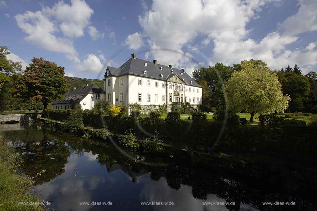 Brilon, Alme, Blick auf Wasserschloss mit Spiegelung im Wasser, Sauerland
