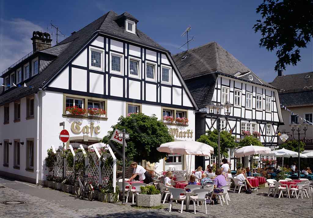 Brilon, Blick auf Marktcafe mit Biergarten und Besuchern, Sauerland