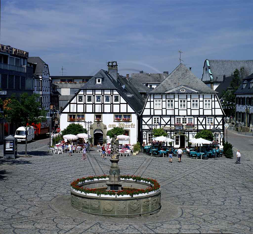 Brilon, Blick auf Marktplatz mit Geschichtsbrunnen und Gastronomie, Sauerland