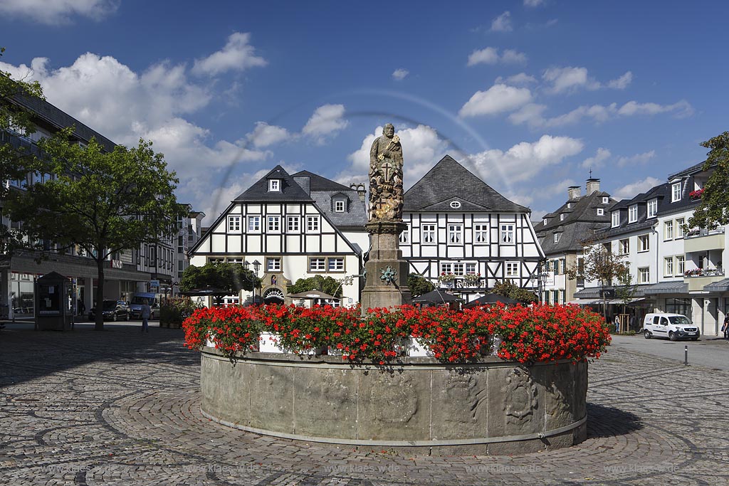 Brilon, Markt mit Petrusbrunnen; Brilon, market square with fountain Petrusbrunnen.