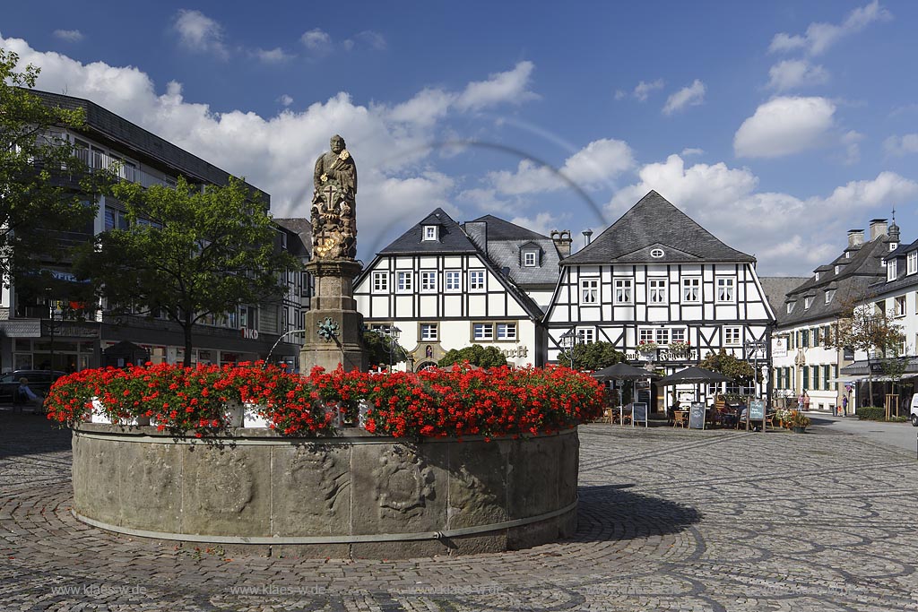 Brilon, Markt mit Petrusbrunnen; Brilon, market square with fountain Petrusbrunnen.