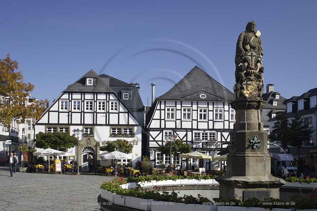 Brilon, Blick auf Marktplatz mit Petersbrunnen und Gastonomie, Sauerland