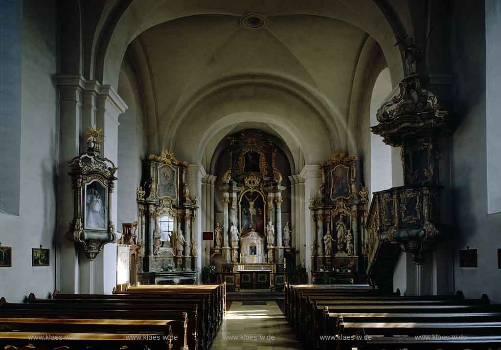 Brilon, Scharfenberg, Blick in Kirche St. Laurentius, Ansicht auf Baenke, Bnke, Kuppel und Altar, Sauerland