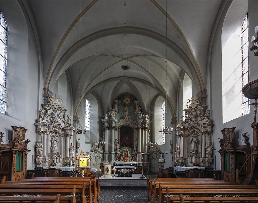 Brilon, St. Nikolaikirche, Innenansicht mit Blick zum Chor; Brilon, church St. Nikolaikirche, interior view with view to the choir.
