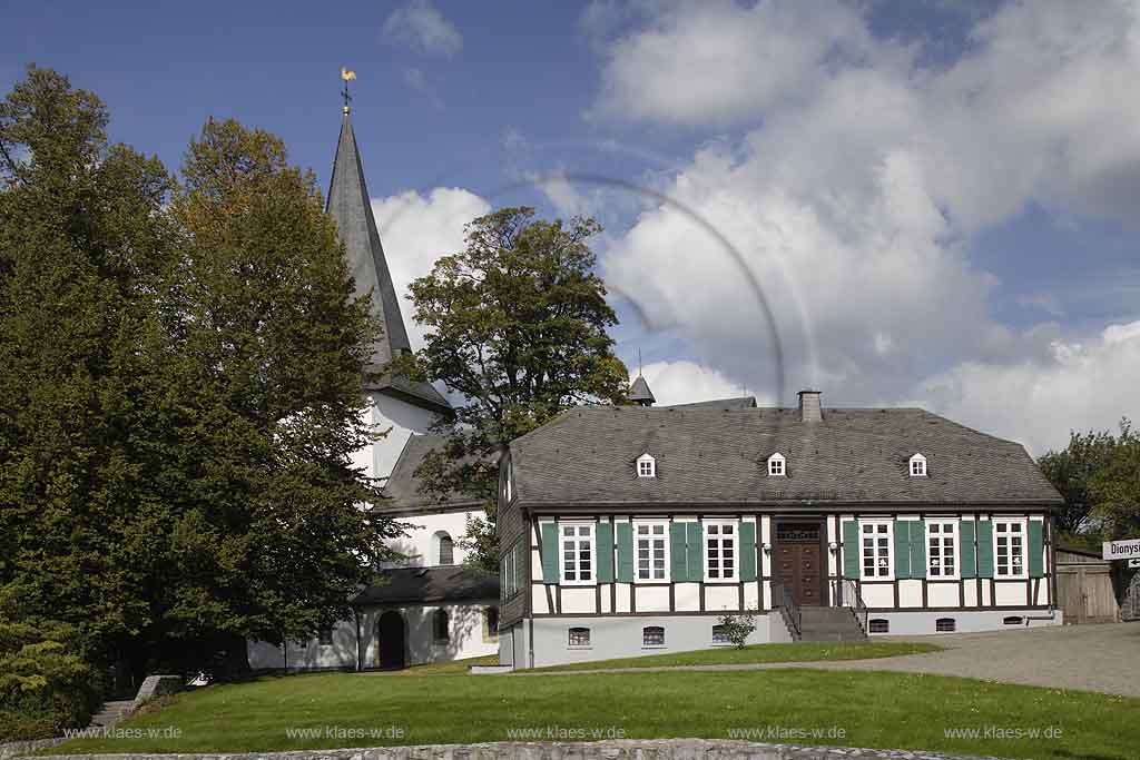 Brilon, Thuelen, Blick auf Kirche St. Dionysius und altes Pfarrhaus, Sauerland