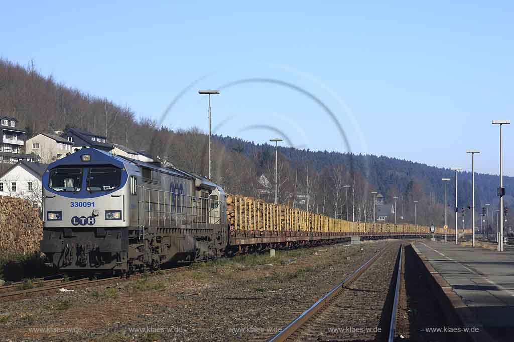 Brilon, Wald, Bahnhof Brilon-Wald mit Holzzug, Baureihe 250 GreyTiger, Holztransport