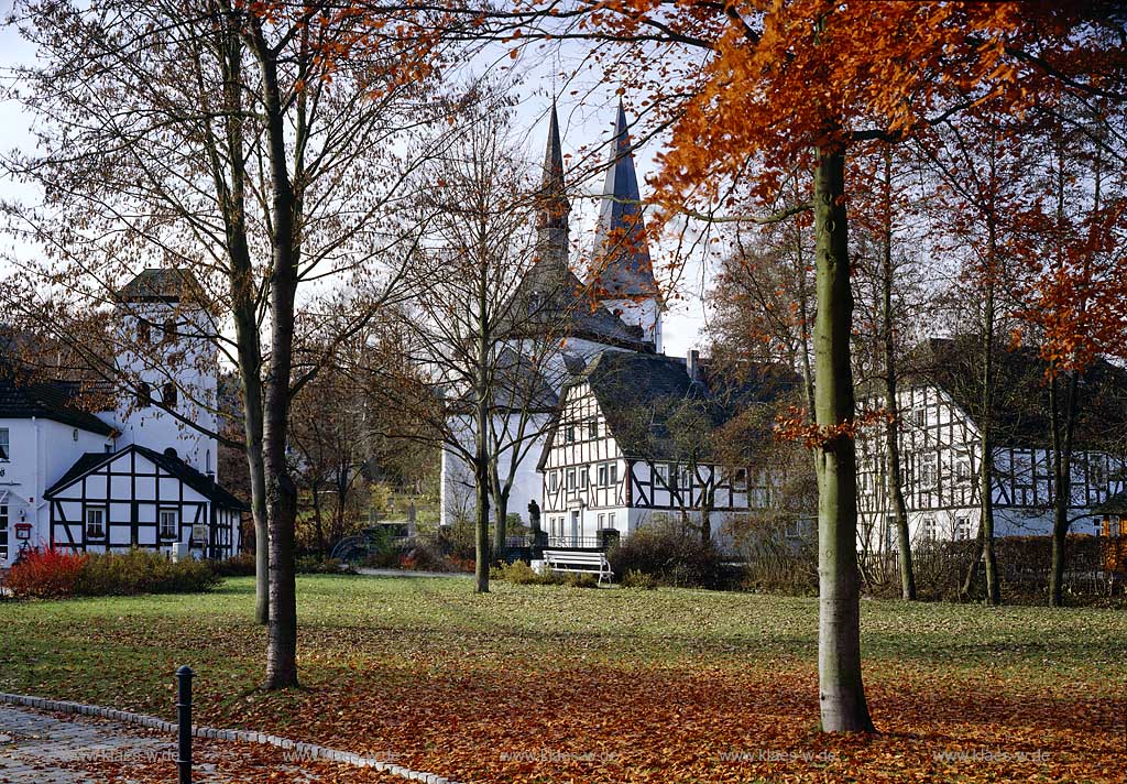 Eslohe, Hochsauerlandkreis, Blick auf Fachwerkhuser, Kirche und Herbstlaub, Sauerland