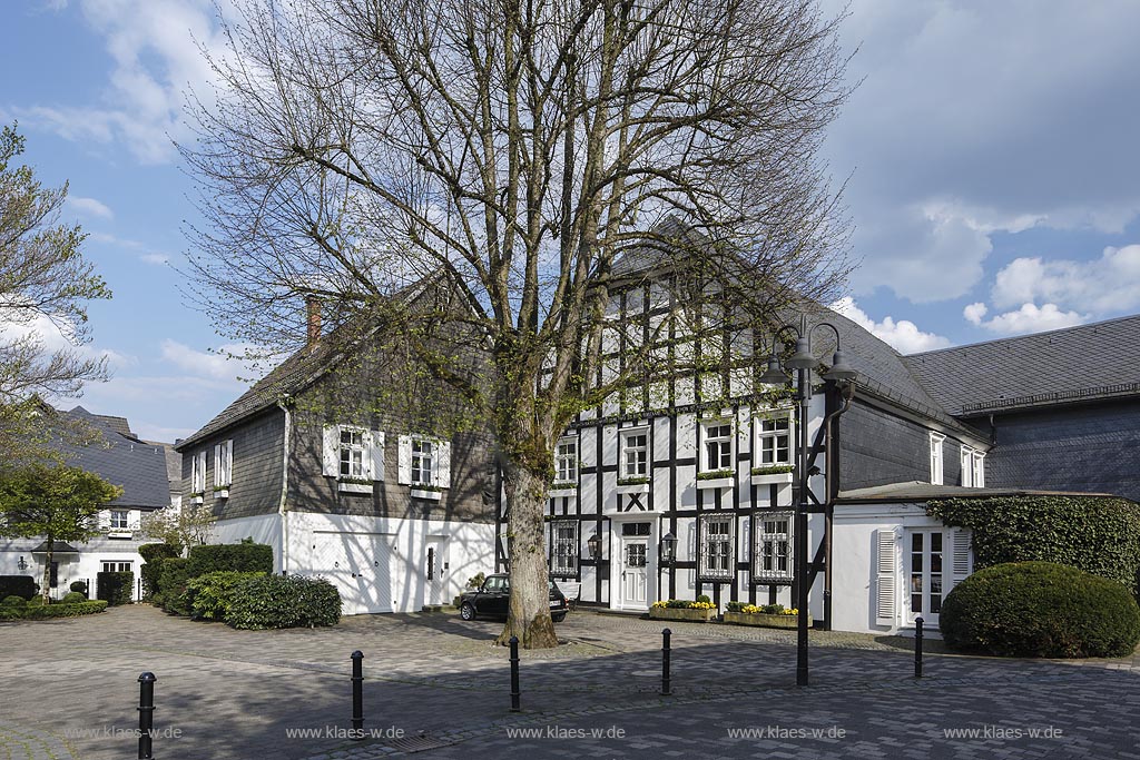 Eslohe, Fachwerkhaus im Ortskern; Eslohe, frame house within the inner city.