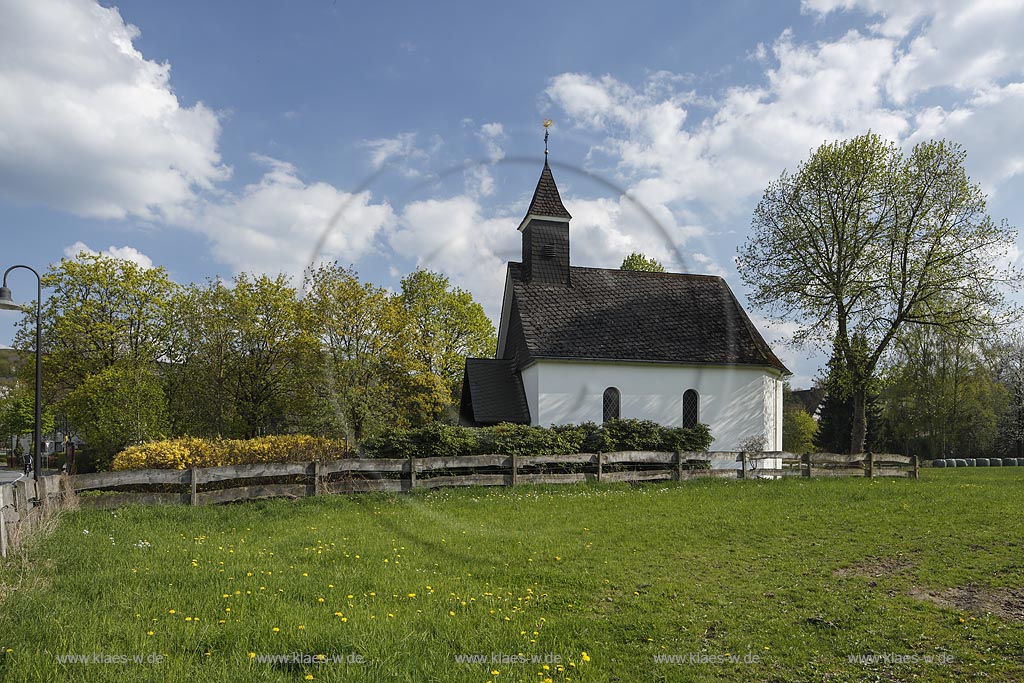 Eslohe Niedereslohe, St. Isidor-Kapelle in Fruehlingslandschaft; Eslohe Niedereslohe, chapel St. Isidor-Kapelle in spring.