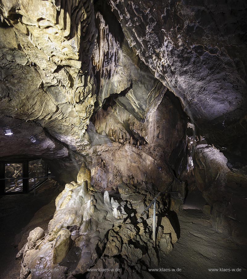 Hemer-Sundwig, "Heinrichshoehle", die ca. 320m lange Tropfsteinhoehle ist Teil des "Perick-Hoehlensystems"; Hemer-Sundwig, "Heinrichshoehle", the flowstone cave with a length of about 320m is part of the "Perick-Cave system".