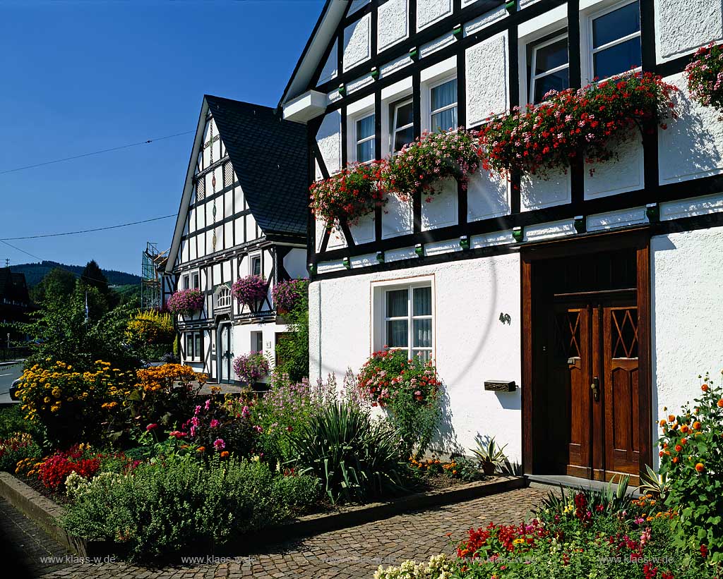 Lennestadt, Kreis Olpe, Kirchveischede, Blick auf Fachwerkaus mit Blumenksten, Blumenkaesten, Sauerland