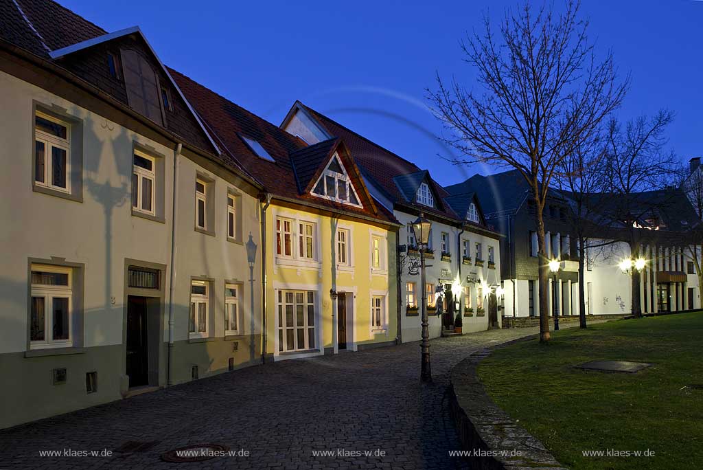 Luedenscheid Kirchplatz in abendlicher Kunstlichbeleuchtung illuminiert, blaue Stunde; Houset at chuchplace in night image illumination